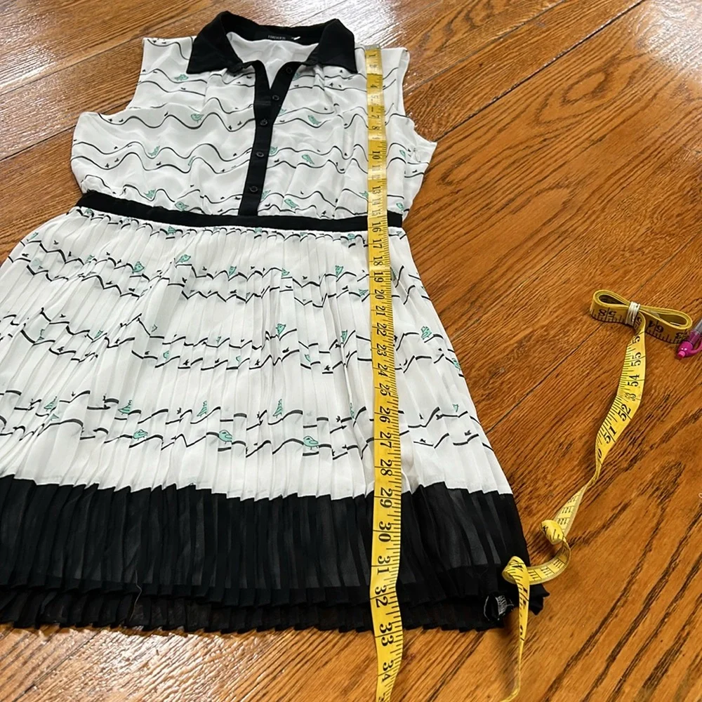 Forever 21 sleeveless dress.  Cute bird print. Size Small. Pleated skirt. - Picture 9 of 14
